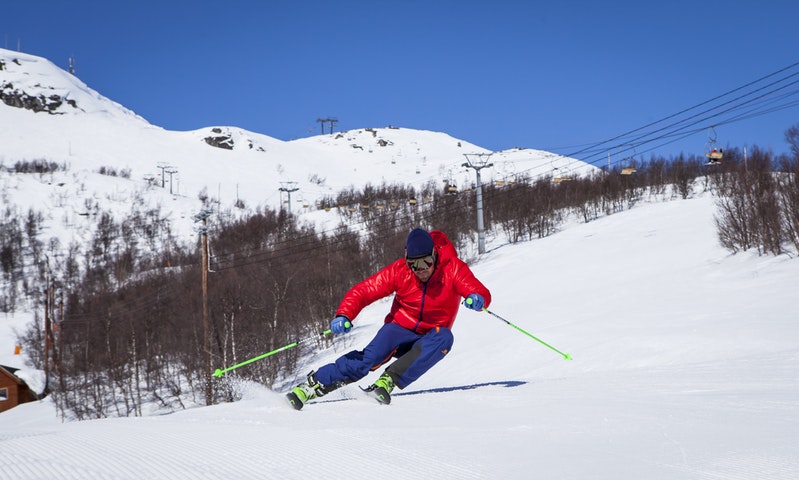 Mann på vei ned skibakken