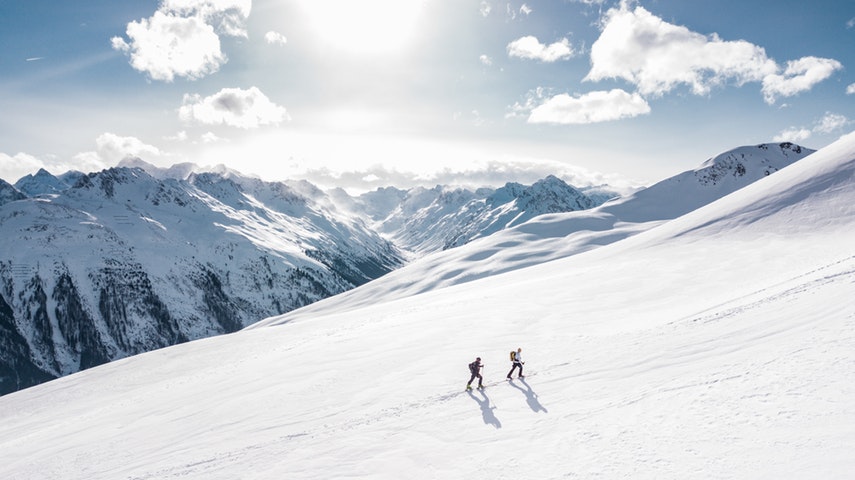 To mennesker på skitur.
